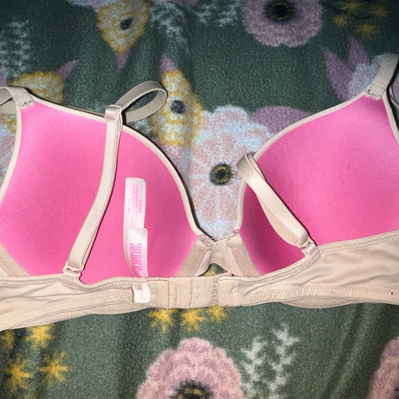 Pink Bras - Picture 5 of 6